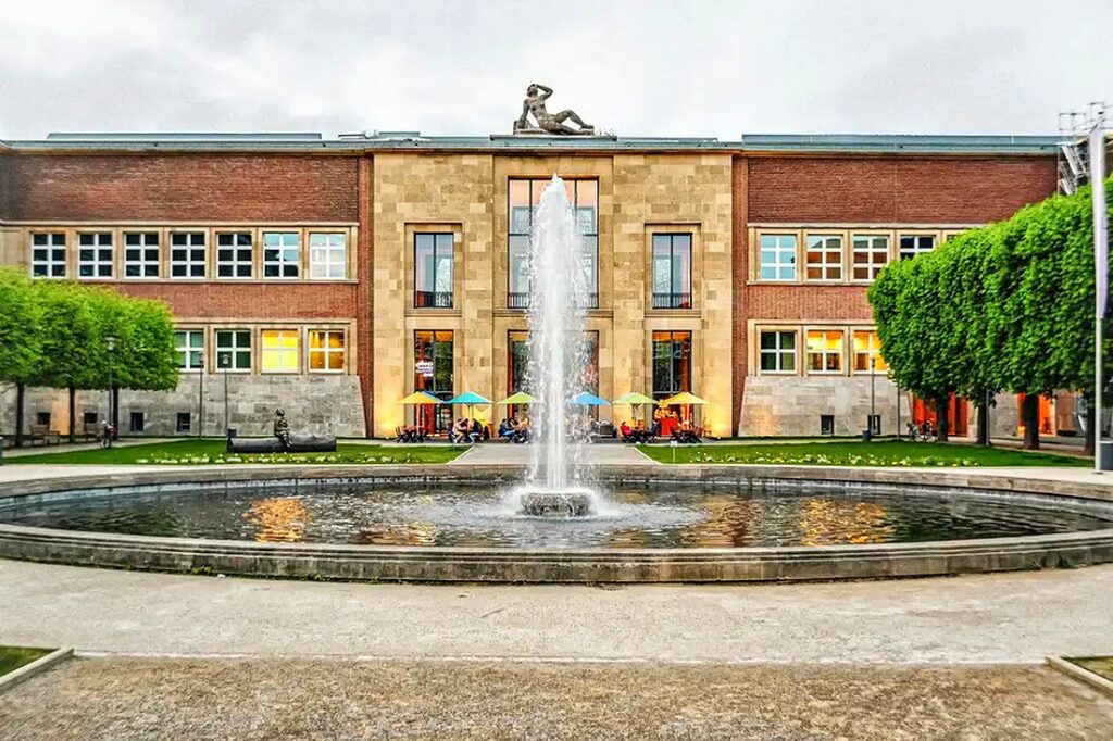 Museum Kunstpalast Düsseldorf darf zum Internationales Tag des Hundes mit Hund besucht werden Museum Kunstpalast Düsseldorf darf zum Internationales Tag des Hundes mit Hund besucht werden